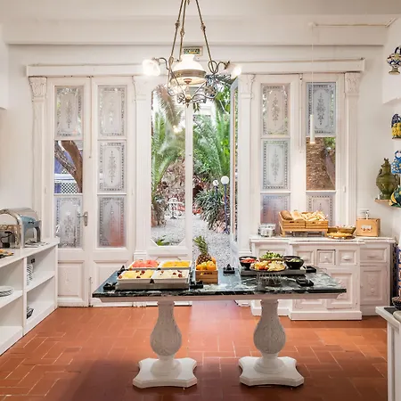 Medium Romantic Hotel